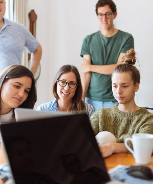 为教师提供学习平台，同行交流，开阔视野